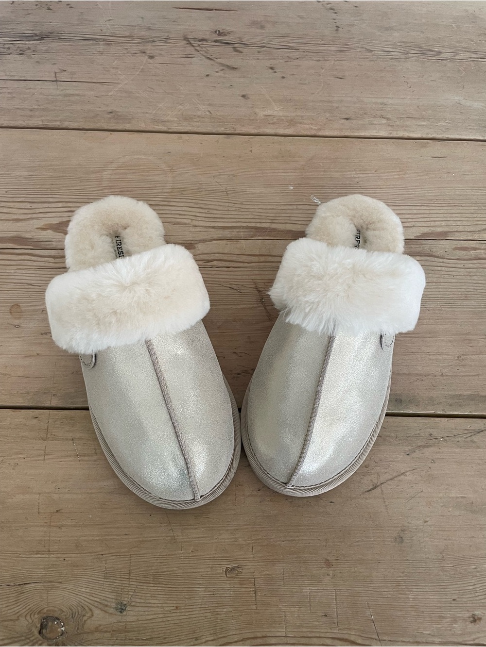 Fireside by Dearfoams Gold metallic slippers size 10